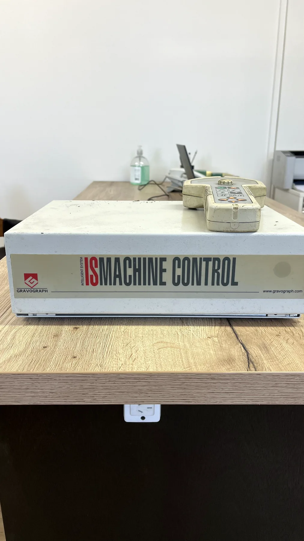 Unidad Gravograph IS Machine Control completa con su mando cableado