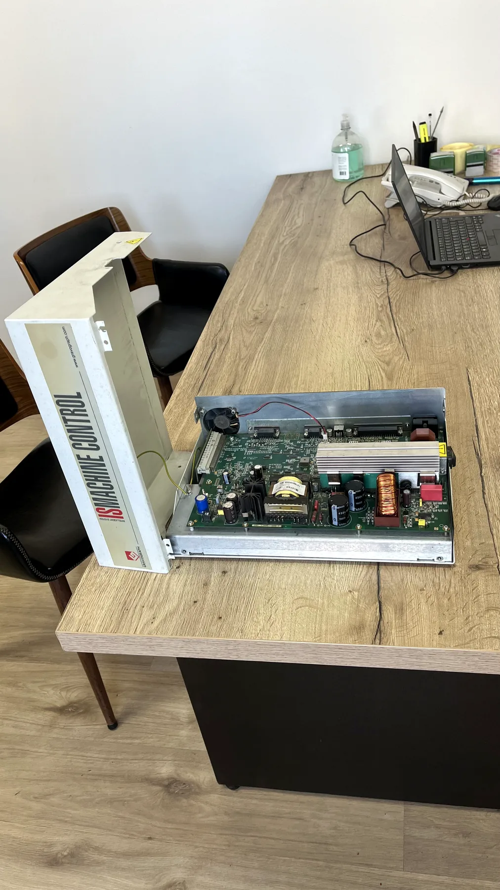 Control de máquina Gravograph abierto con la placa electrónica expuesta