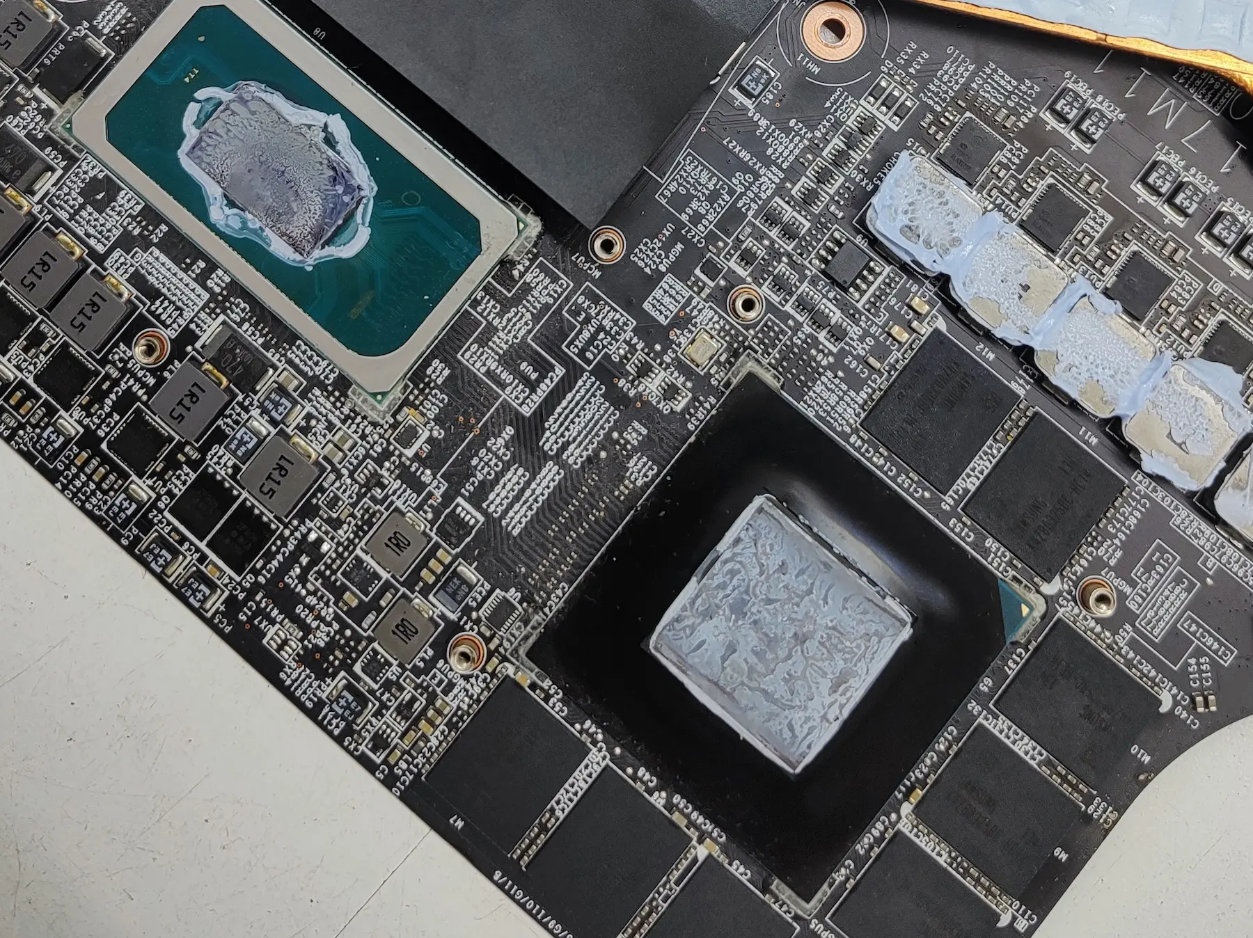 Motherboard de notebook gamer con GPU, memorias de video y sistema de refrigeración desmontado
