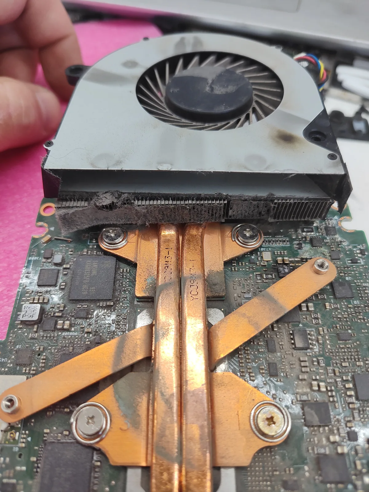 Sistema de refrigeración de notebook con una acumulación compacta de polvo bloqueando el disipador