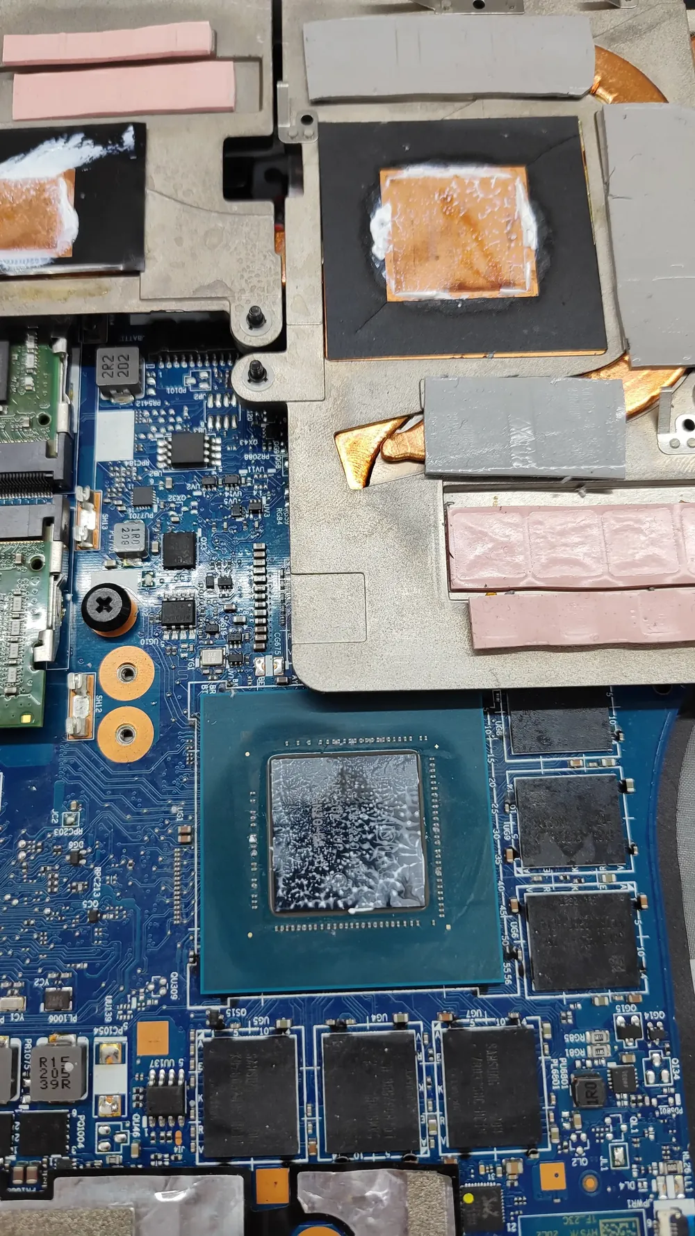 Motherboard gamer y disipador con compuesto térmico desbordado y pads de distintos tamaños