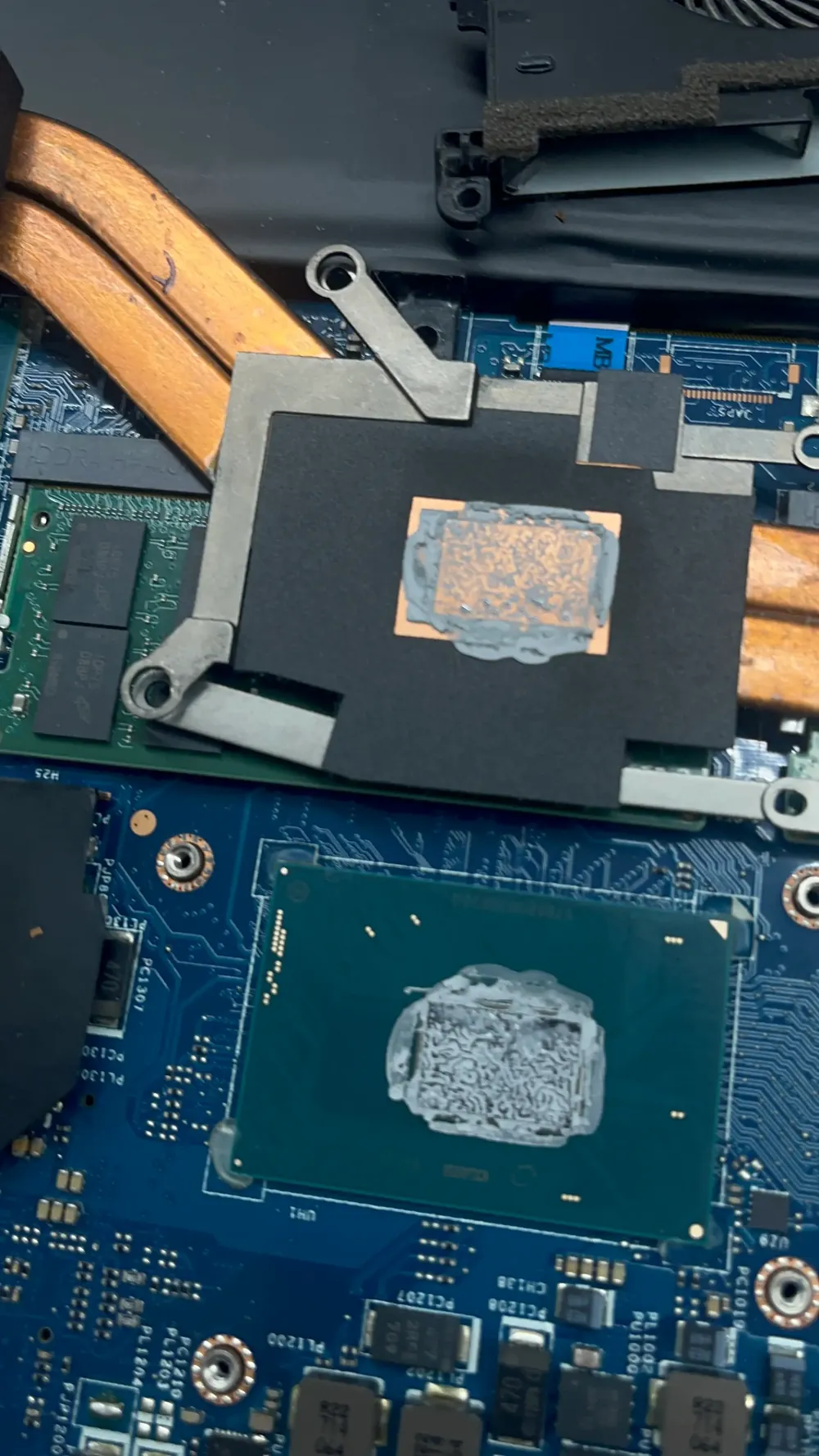 Detalle de las superficies de contacto de CPU y GPU con compuesto térmico aplicado de forma irregular