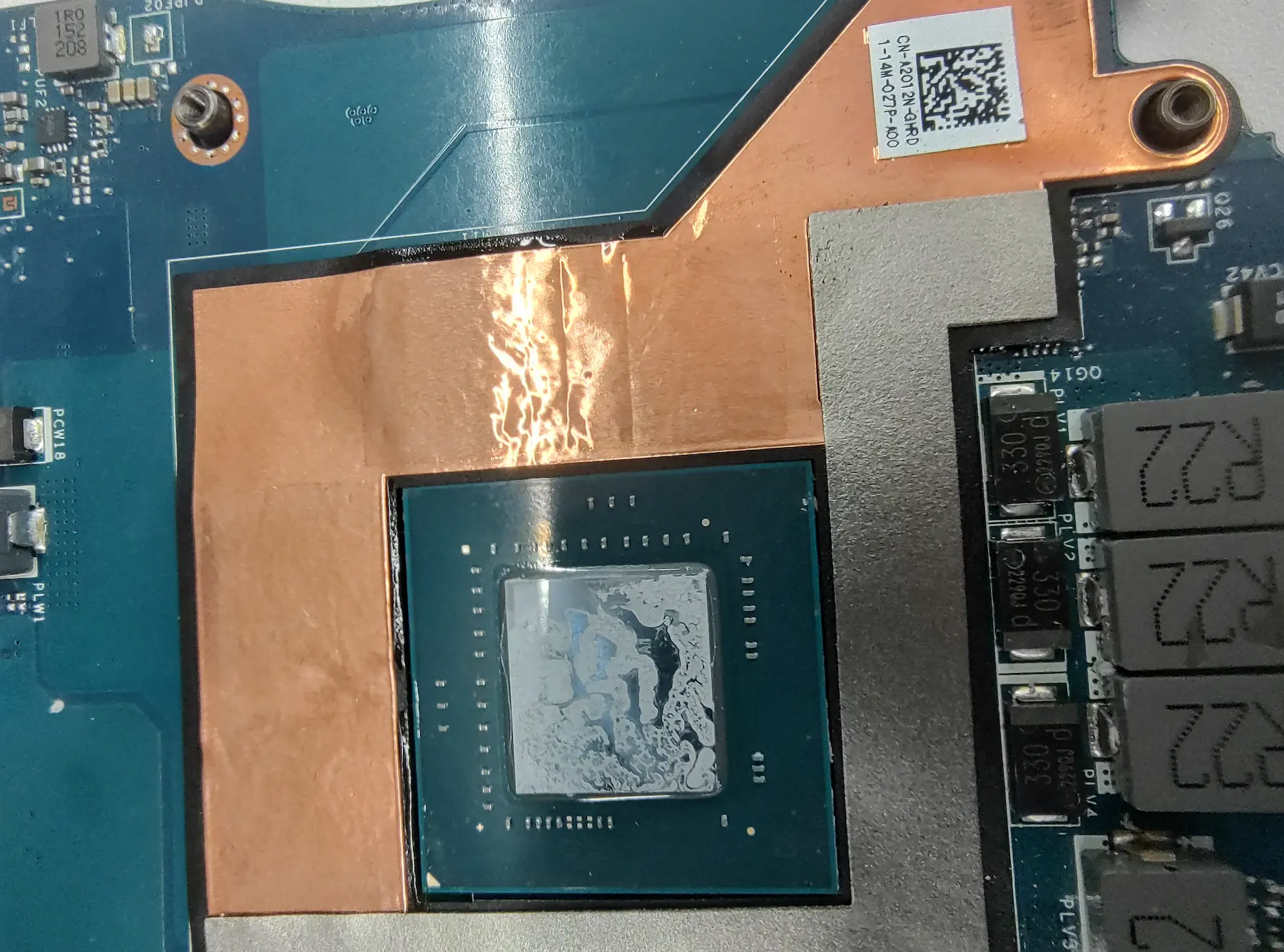 Primer plano de un núcleo de GPU dañado junto al disipador y las fases de alimentación
