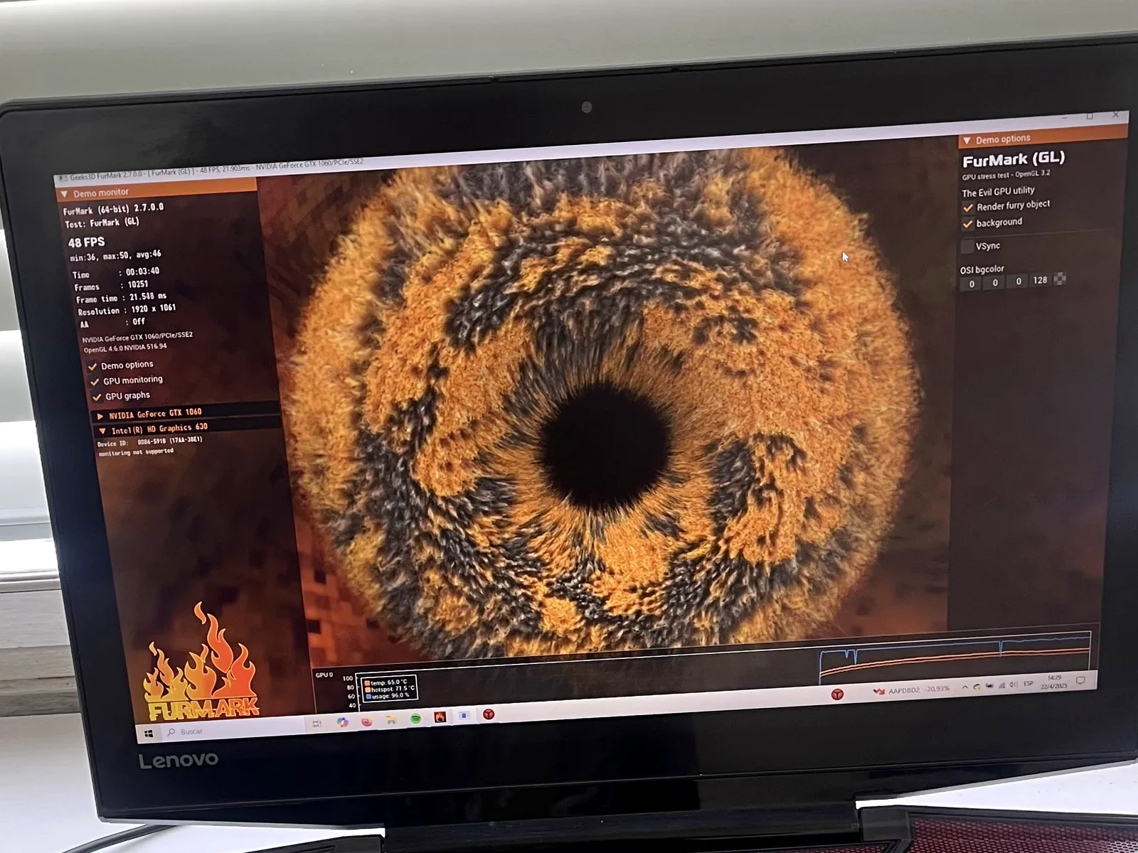 Notebook Lenovo ejecutando una prueba FurMark con mediciones de FPS, temperatura y carga de GPU