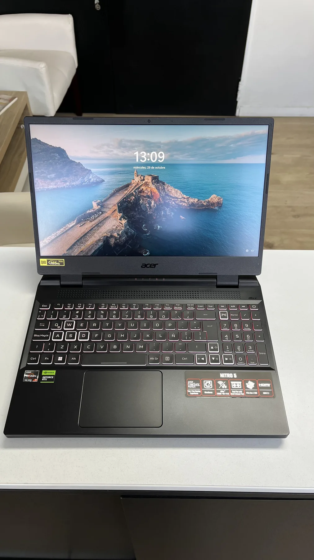 Acer Nitro 5 encendida y armada durante la verificación final