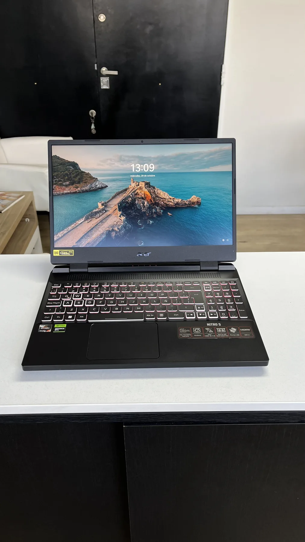 Vista completa de una Acer Nitro 5 encendida después del servicio técnico