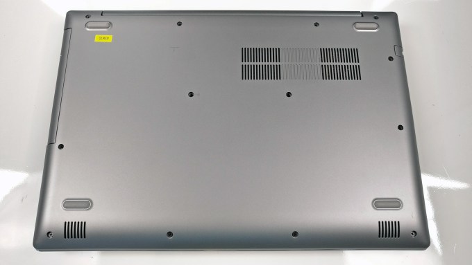 Parte inferior de Lenovo IdeaPad 520 de 15 pulgadas