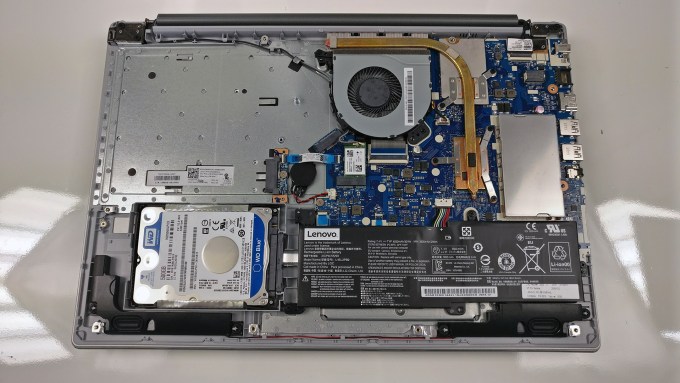 Interior de Lenovo IdeaPad 520 con batería, RAM, disco y ventilador