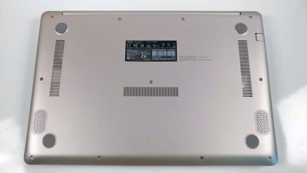 Tapa inferior y tornillos del ASUS VivoBook Pro 15 N580VD