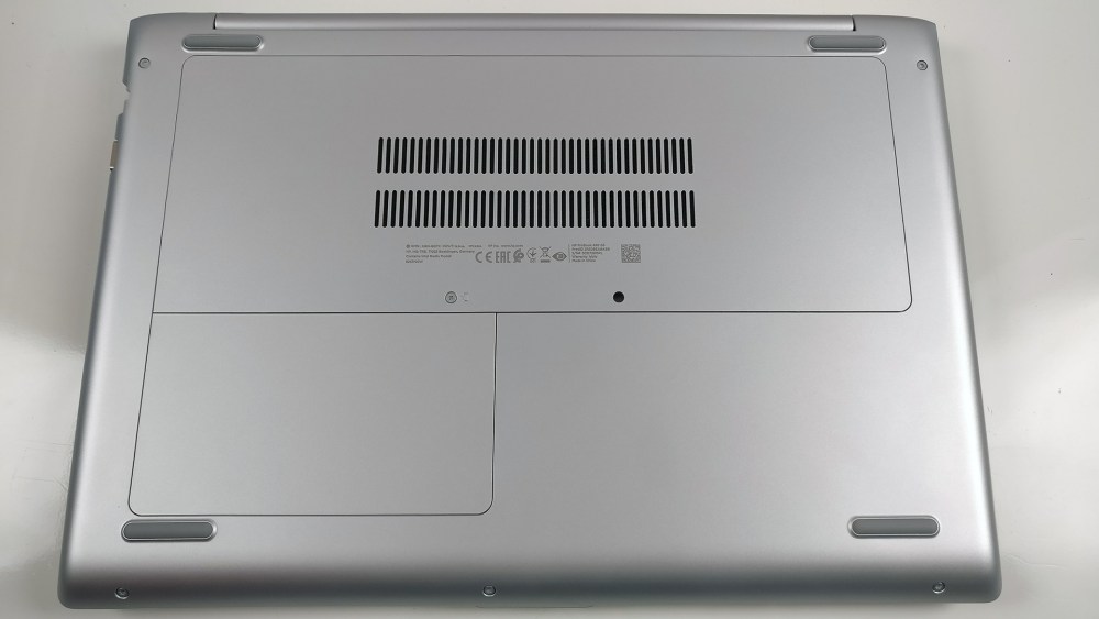 Parte inferior de HP ProBook 450 G5 con sus tapas de servicio