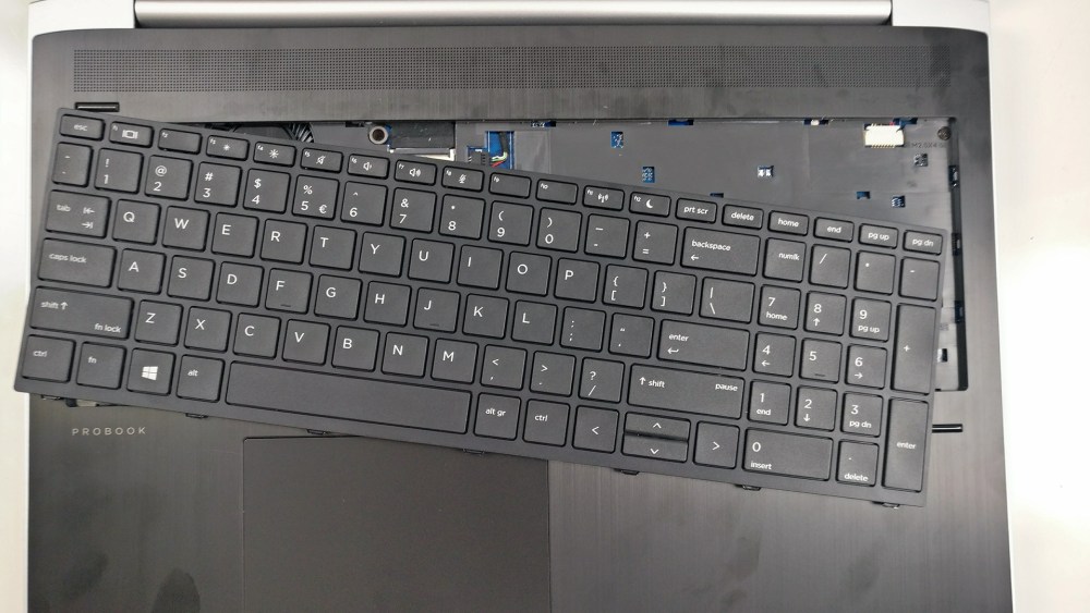 Teclado de HP ProBook 450 G5 retirado para acceder a tornillos ocultos