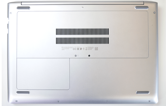 Parte inferior de la HP ProBook 470 G5 con sus tapas de servicio