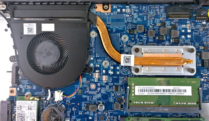 Ranura SODIMM y ventilador de Lenovo V330