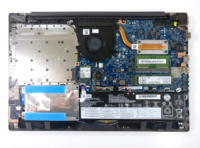 Interior de Lenovo V330 con RAM, SSD M.2, batería y disco SATA
