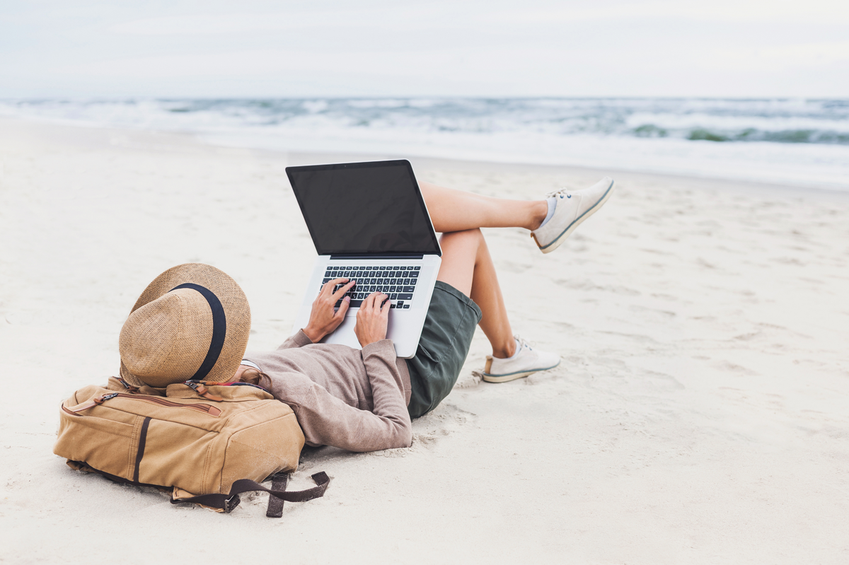 Trabajo remoto con notebook durante un viaje