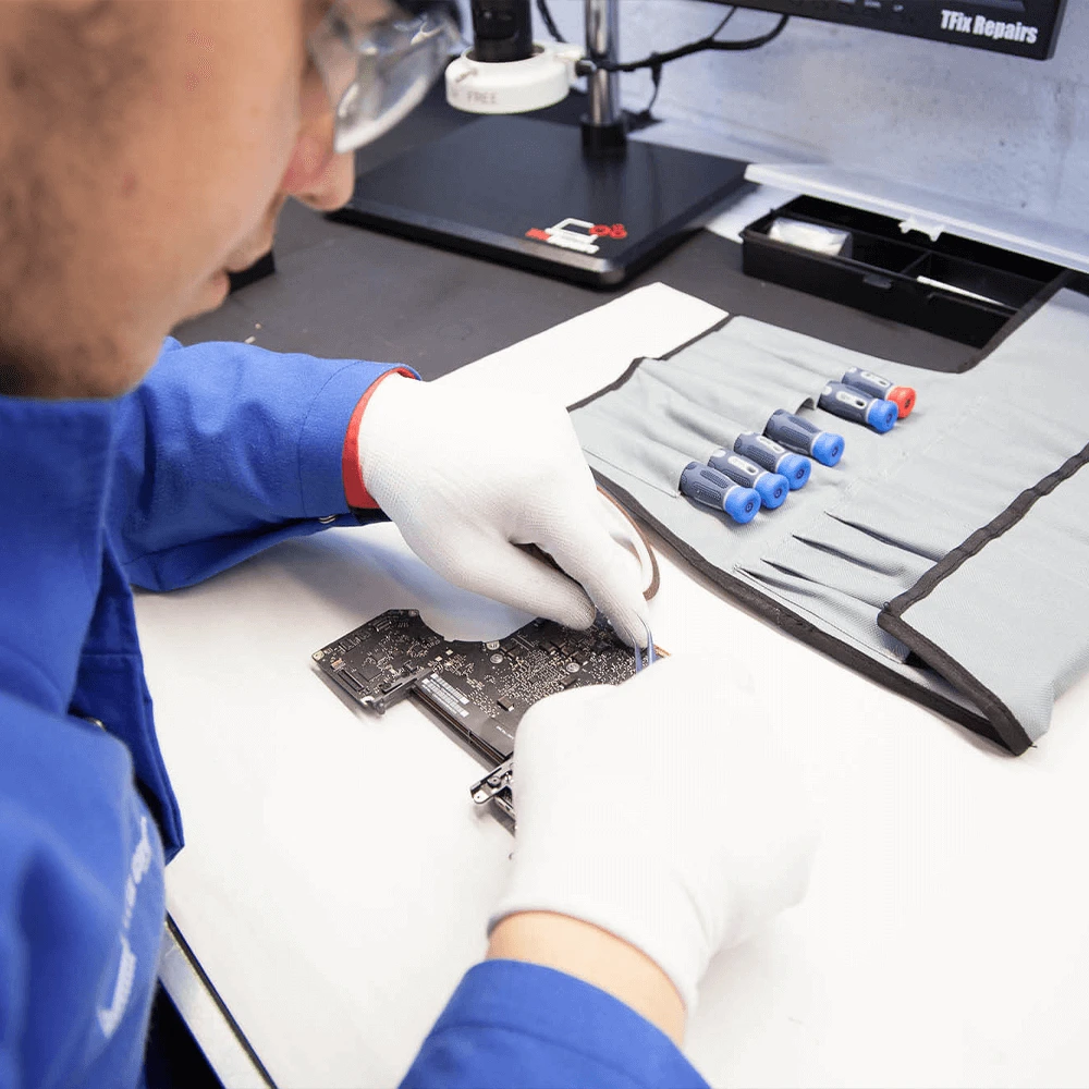 Comunicación clara con el cliente sobre el estado de su equipo.