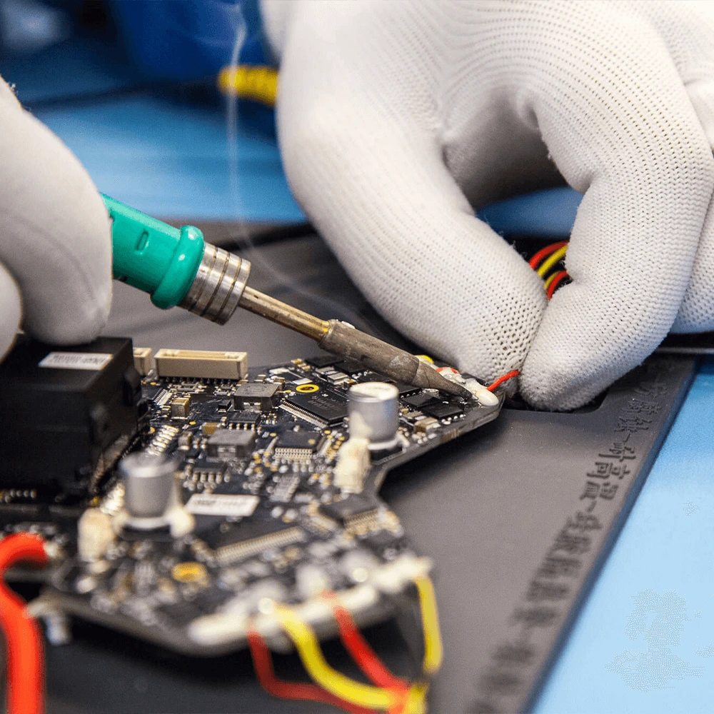 Técnico realizando un diagnóstico de notebook.