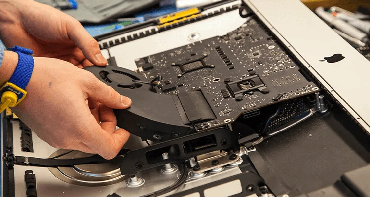 Equipo Apple abierto durante los controles finales de laboratorio