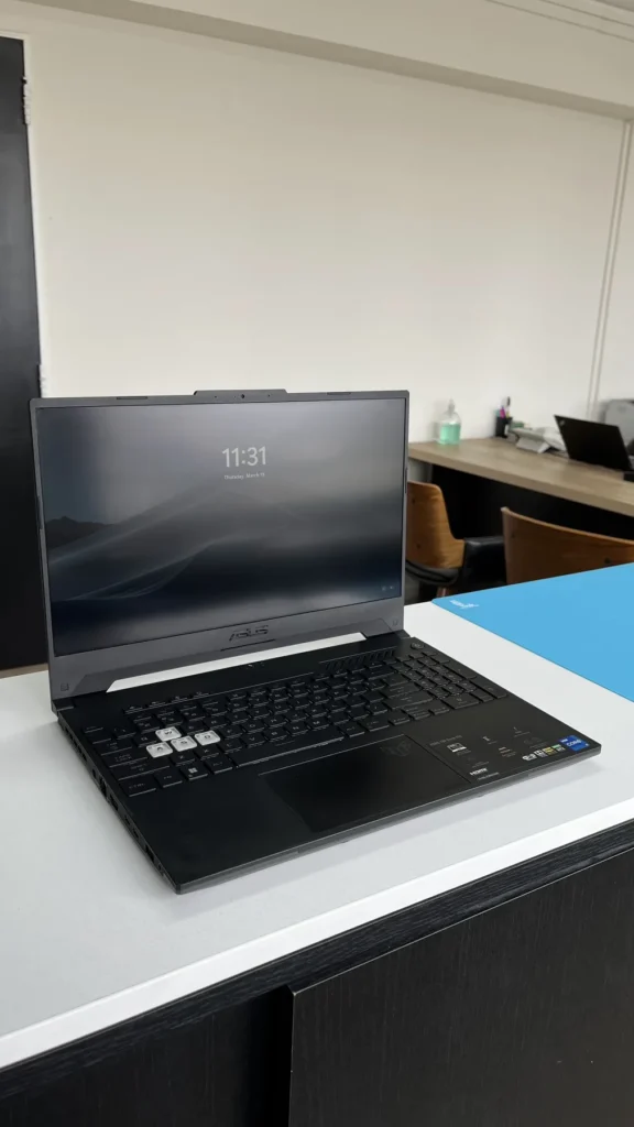 ASUS TUF Gaming encendida después de un mantenimiento térmico completo