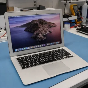 MacBook Air Intel clásica de 11 y 13 pulgadas en el laboratorio