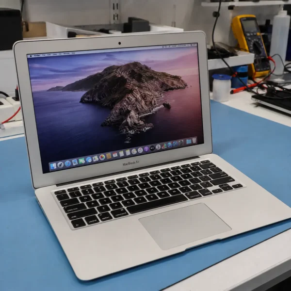 MacBook Air Intel clásica de 11 y 13 pulgadas en el laboratorio