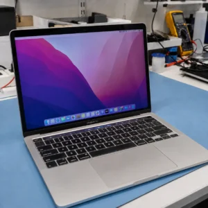 MacBook Pro 13 M1 y M2 en el laboratorio