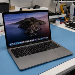 MacBook Pro Intel con puertos USB-C en el laboratorio