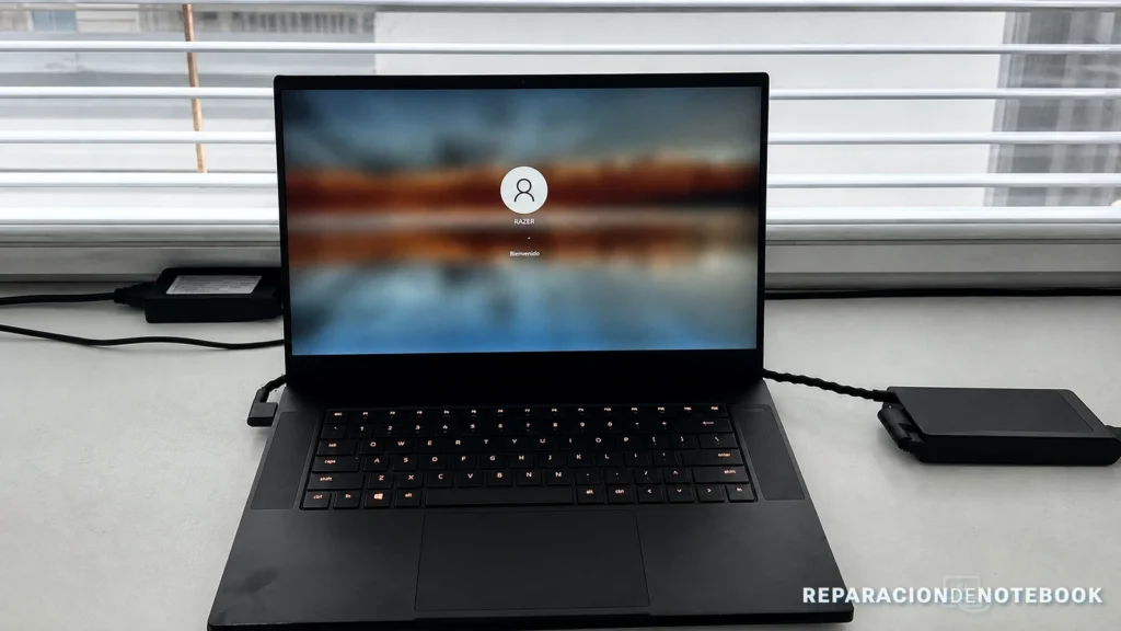 Notebook usada abierta sobre una mesa durante una revisión técnica