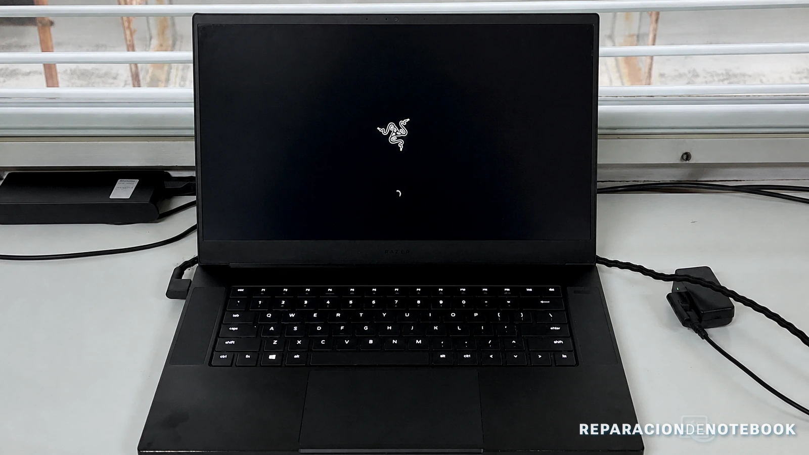 Notebook usada mostrando la pantalla de arranque durante una prueba de reinicio
