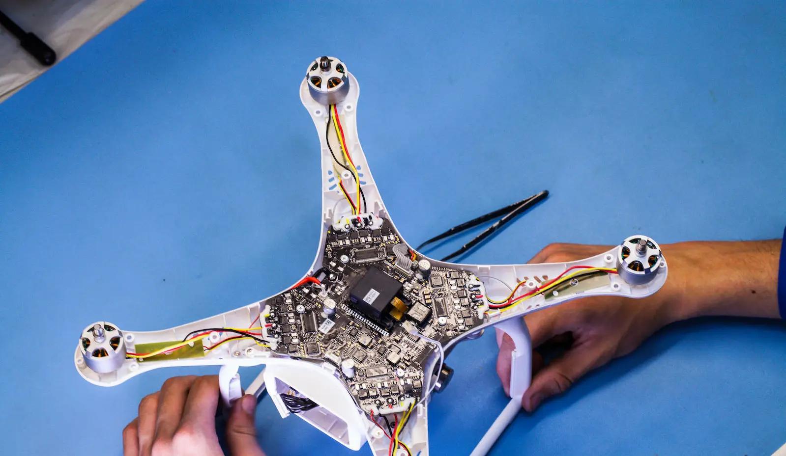 Drone DJI durante la reparación de gimbal en el laboratorio de RDN · imagen 3