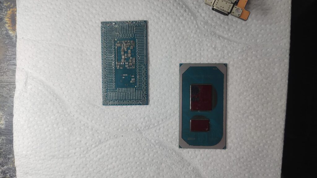 Dos encapsulados de procesador en el taller, mostrando la cara BGA y la cara superior
